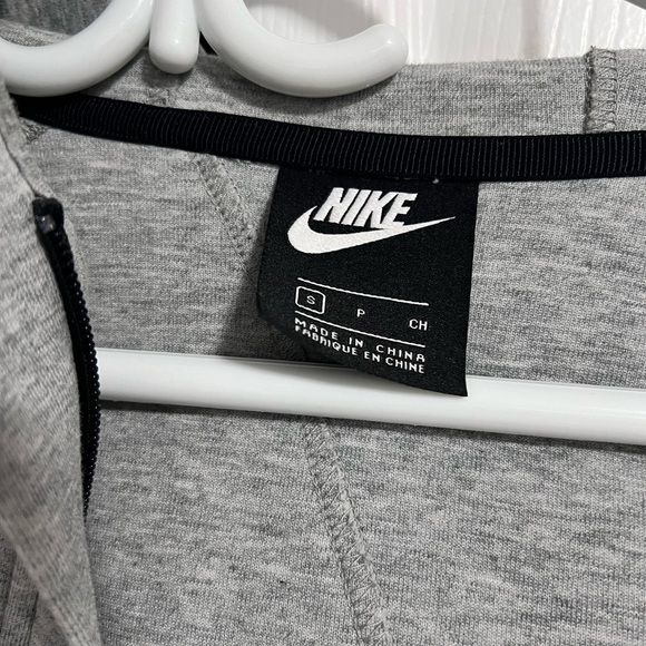 Grey Nike cropped Tech Fleece (Barely Worn) - Picture 2 of 3